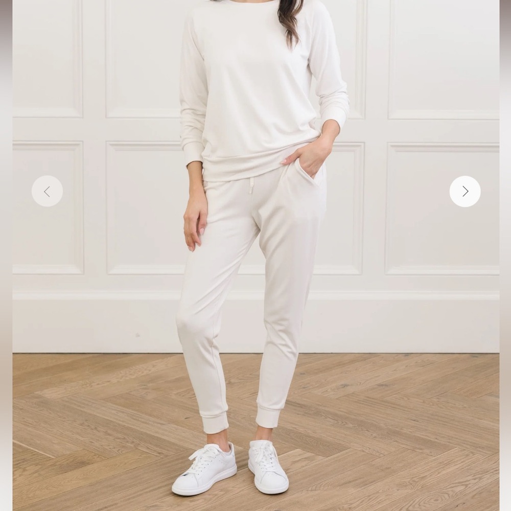Cozy Earth Jogger Set, super soft, super comfy. Like brand new